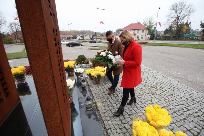 102 rocznica odzyskania przez Polskę niepodległości w Mircu. Pomniki ozdobili chryzantemami (ZDJĘCIA)