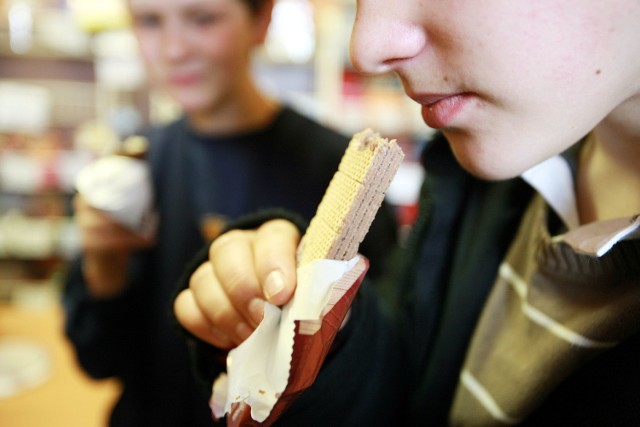 Nowa ustawa o bezpieczeństwie żywności i żywienia zabrania sprzedaży słodyczy w szkolnych sklepikach