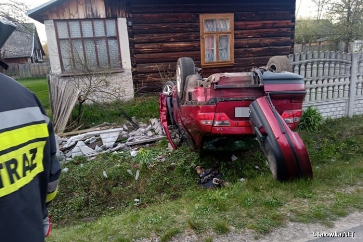 W Bojanowie seat toledo uderzył w płot posesji i dachował. Dwie osoby zostały ranne! (ZDJĘCIA)