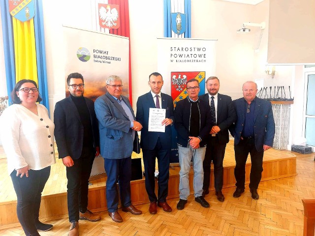 W Starostwie w Białobrzegach została podpisana umowa na przebudowę dróg powiatowych w pięciu gminach. W spotkaniu uczestniczyli także przedstawiciele Zarządu Powiatu.
