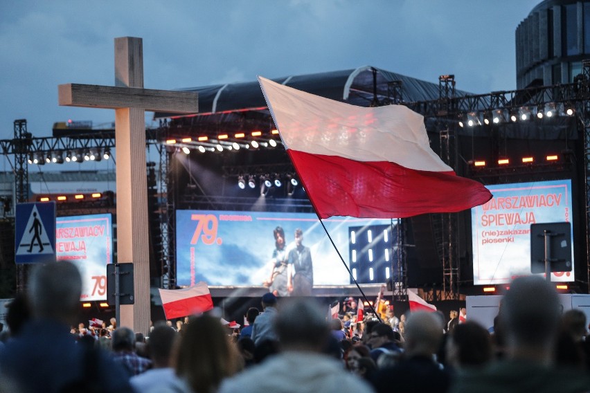 „Warszawiacy śpiewają (nie)zakazane piosenki”. Koncert z okazji 79. rocznicy wybuchu Powstania Warszawskiego poruszył widzów!