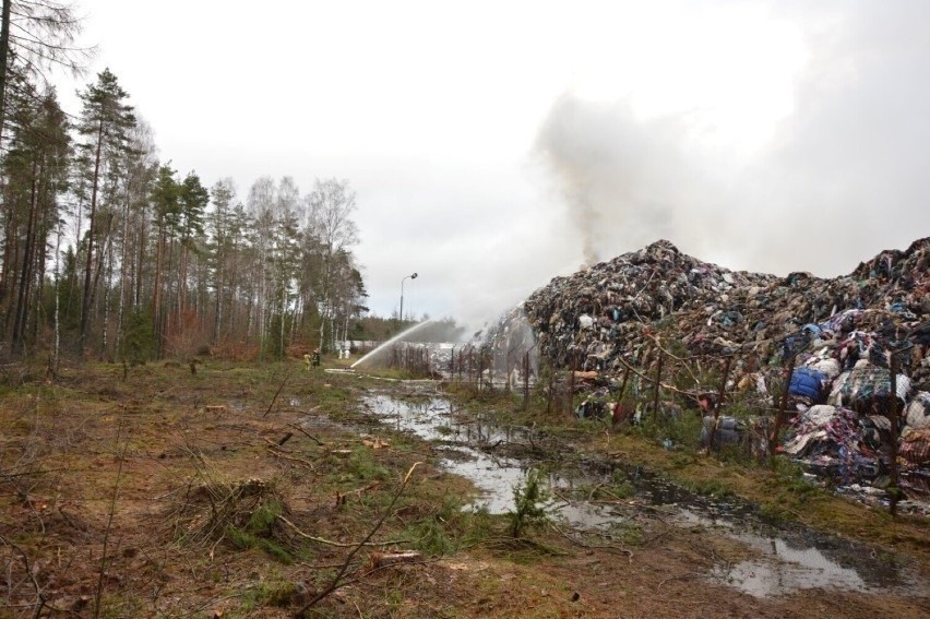 60 tysięcy ton odpadów tekstylnych, 3 lata, 33 pożary i zero winnych