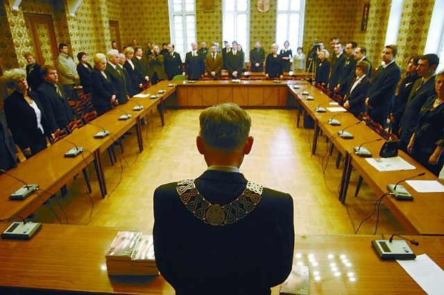 Ostatecznie, mimo wcześniejszych sporów, wszyscy opolscy radni wysłuchali tekstu pożegnania Jana Pawła II.