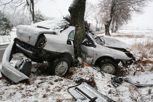 Citroen uderzył w drzewo. 18-letni kierowca umarł w szpitalu.