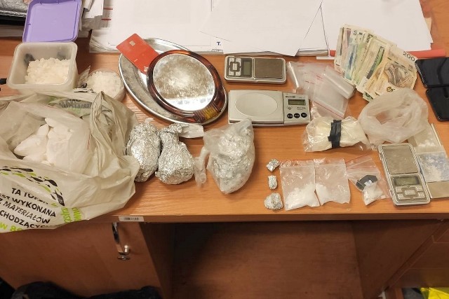 W mieszkaniu 35-latka policjanci znaleźli ponad kilogram amfetaminy i metaamfetaminy