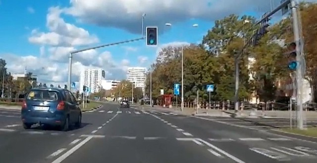 Na ulicy Kaczorowskiego w Białymstoku pieszy beztrosko przechodzi przez ulicę mimo czerwonego światła i pędzących samochodów.