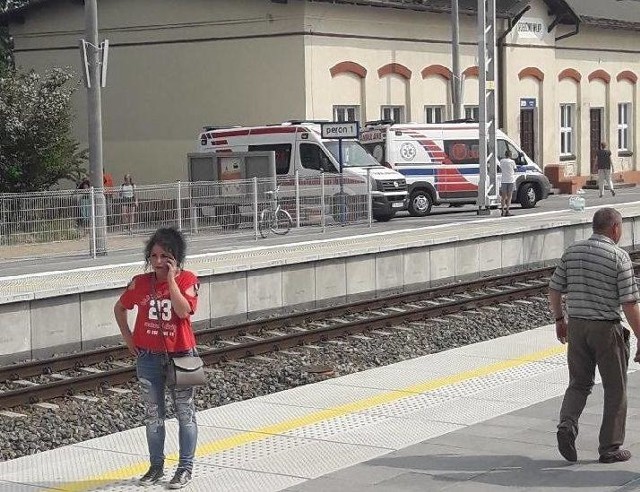 W związku z wydarzeniami, które rozegrały się w pociągu TLK "Gwarek", jadącym z Katowic do Słupska, 15 kwietnia, spółka PKP przesłała swoje stanowisko. Przypomnijmy, że w tym pociągu koło godziny 9, na wysokości Pleszewa zmarł 75-letni pasażer, jadący na turnus rehabilitacyjny. Następnie ten sam pociąg z powodu awarii trakcji zatrzymał się w Rogoźnie na zmodernizowanej trasie między Budzyniem a Chodzieżą. W wyniku ogromnego upału pasażerowie, a także załoga pociągu omdlewali. Brakowało wody, klimatyzacja nie działała, a toalety były nieczynne.