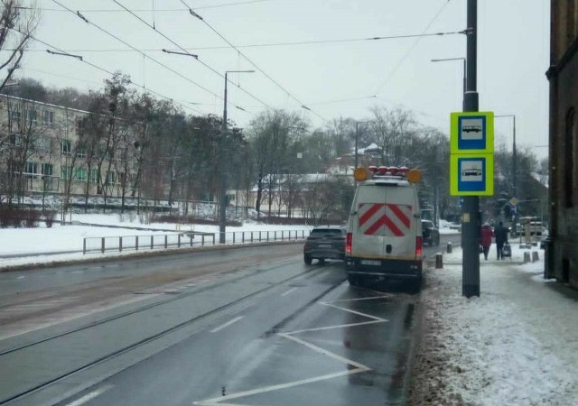 Obok Państwowego Liceum Sztuk Plastycznych w Gorzowie w tej chwili zatrzymują się jedynie autobusy. Kiedy znów zatrzymają się tu tramwaje? Na razie nie ma konkretnej daty.