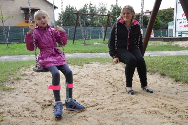 Klaudia z mamą na placu zabaw. Dzieczynka marzy o tym, żeby bawić się i biegać jak jej rówieśnicy