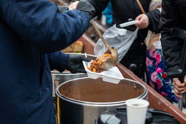 W Bydgoszczy od prawie 10 lat osoby w kryzysie bezdomności i potrzebujące mogą liczyć na wsparcie grupy Food not Bombs. W każdą niedzielę o godz. 14.30 przy placu Wolności wydawanych jest około 150 porcji pełnowartościowego posiłku.