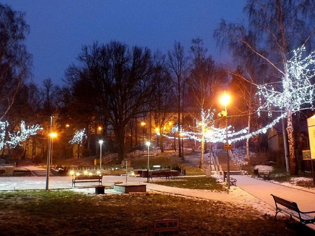 Oświetlona okolica fontanny przy ulicy Armii Krajowej. 