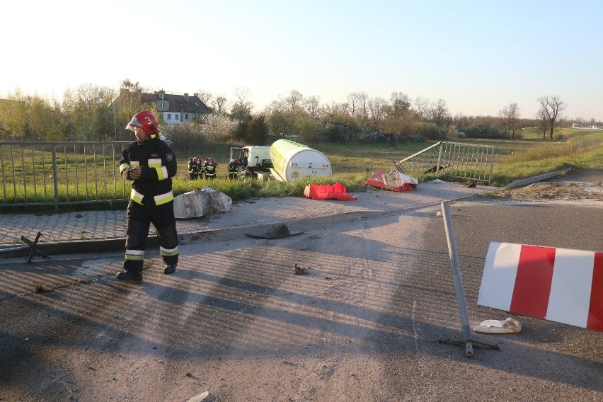 Wypadek cysterny i dwóch aut osobowych na wschodniej obwodnicy Wrocławia