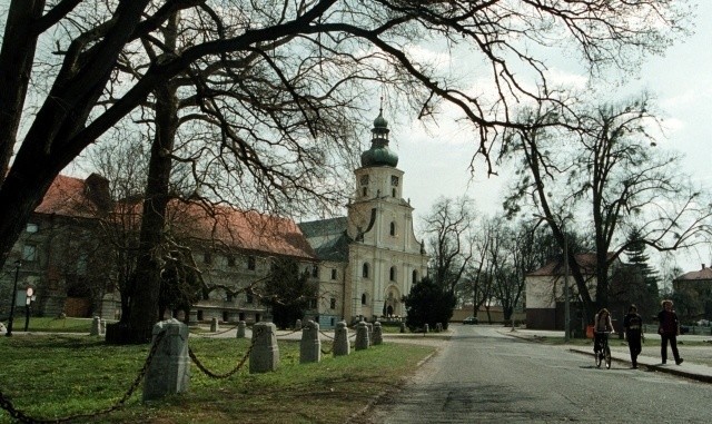 Sanktuarium i opactwo w Rudach. Górnośląski &quot;feniks z popiołów&quot; [STARE I NOWE ZDJĘCIA]