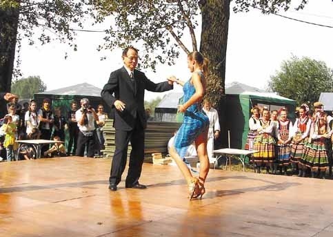 Ambasador Masaaki Ono tańczy z Joanną Malec.