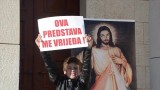 Jezus miał zgwałcić półnagą w hidżabie. Kolejna kontrowersyjna sztuka 