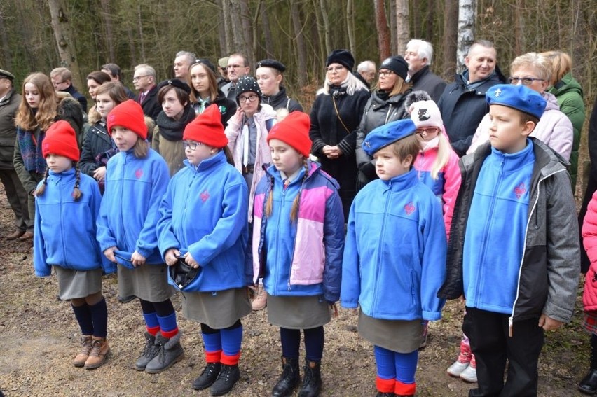 80 rocznica niemieckiej zbrodni na elicie Skarżyska. Poświęcono nowy krzyż [DUŻO ZDJĘĆ]