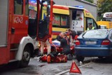 Wypadek na ul. Lecha w Gnieźnie. Auto uderzyło w drzewo [ZDJĘCIA]