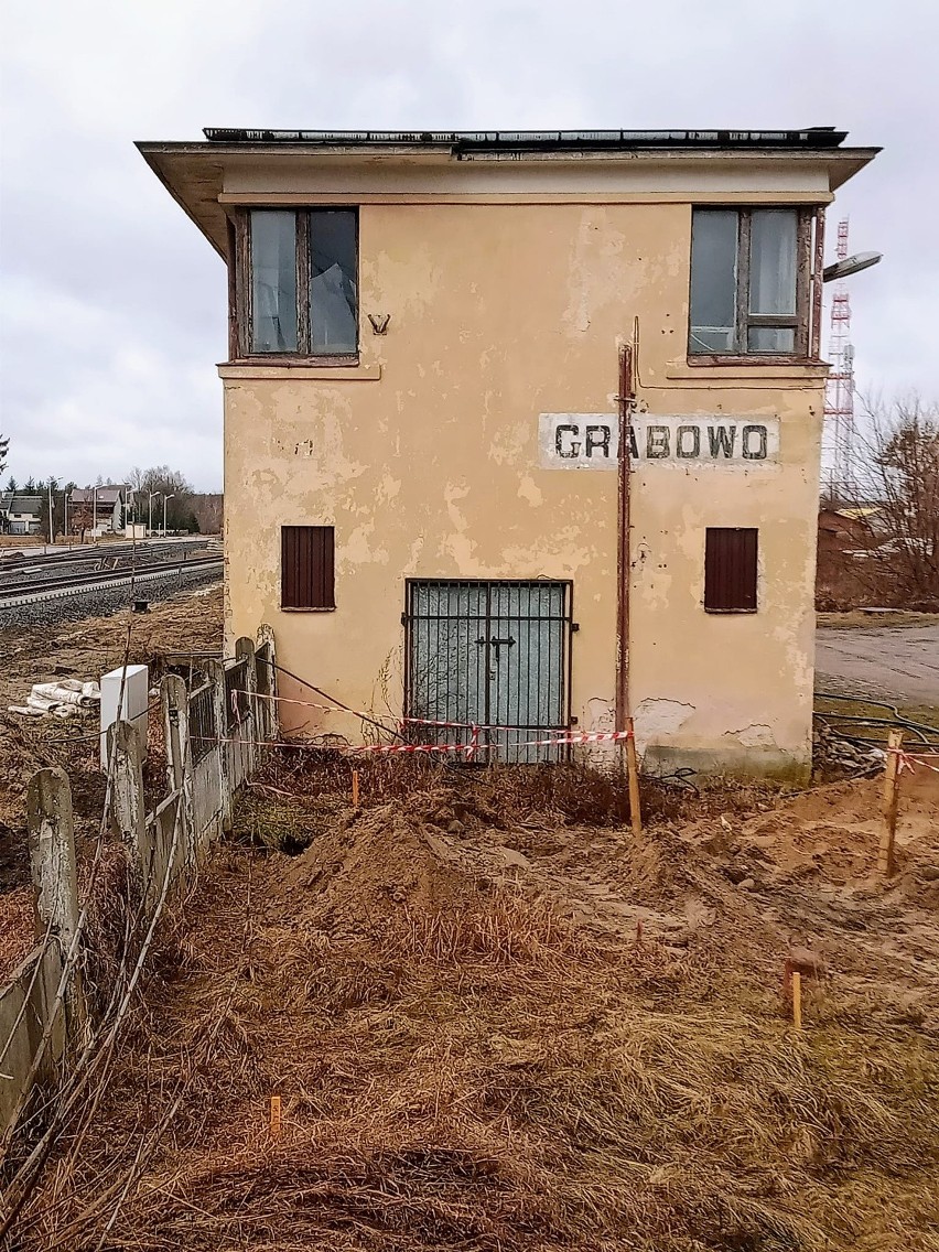 Ostrołęka. Fragment starego mostu kolejowego stanie, jako pamiątka, na stacji Grabowo. 22.03.2022. Zdjęcia