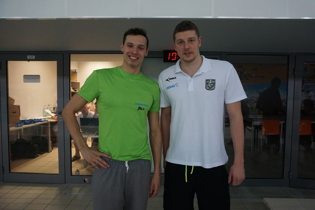 Kacper Majchrzak (z lewej) i Konrad Czerniak swoje pierwsze konkurencje ukończyli na najbardziej nielubianym przez pływaków miejscu, czyli dziewiątym