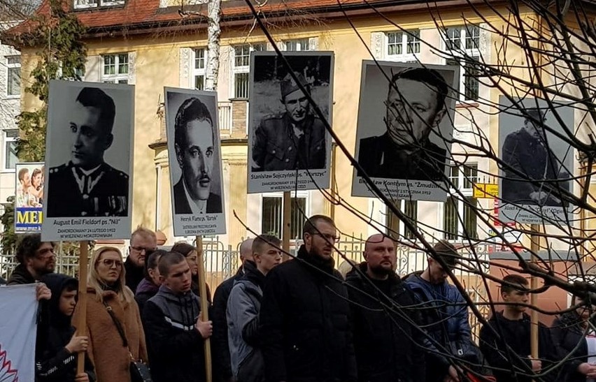 Narodowy Dzień Pamięci Żołnierzy Wyklętych w Kędzierzynie-Koźlu. Była msza, przemarsz, złożenie kwiatów i race kibiców