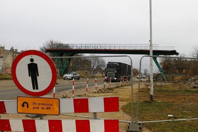 Na początku grudnia zdemontowano kładkę dla pieszych na wysokości ul. Stromej. Teraz wykonawca będzie wyburzał kolejną - tym razem na wysokości ul. Prostej