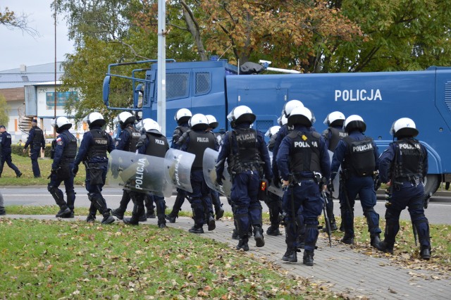 Mecz podwyższonego ryzyka Unia Tarnów - Wisłoka Dębica ochraniają tłumy policjantów, 16.10.2021