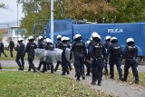 Tarnów. Mościce pod specjalnym nadzorem. Trzecioligowe derby regionu Unia Tarnów - Wisłoka Dębica ochraniało mnóstwo policji [16.10.2021]