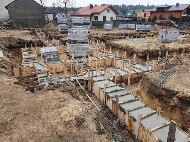 Na działce przy ulicy Szlacheckiej w Suchej są już fundamenty budynku, w którym będzie świetlica wiejska i strażnica miejscowego OSP.