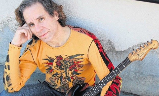 Chris Duarte ma 51 lat, pochodzi z Teksasu. Pierwszą gitarę kupił, gdy miał 14 lat. W 1994 r. uznano go za odkrycie roku. Jego koncerty, to nie tylko znakomita muzyka, ale też ciekawe widowisko. 