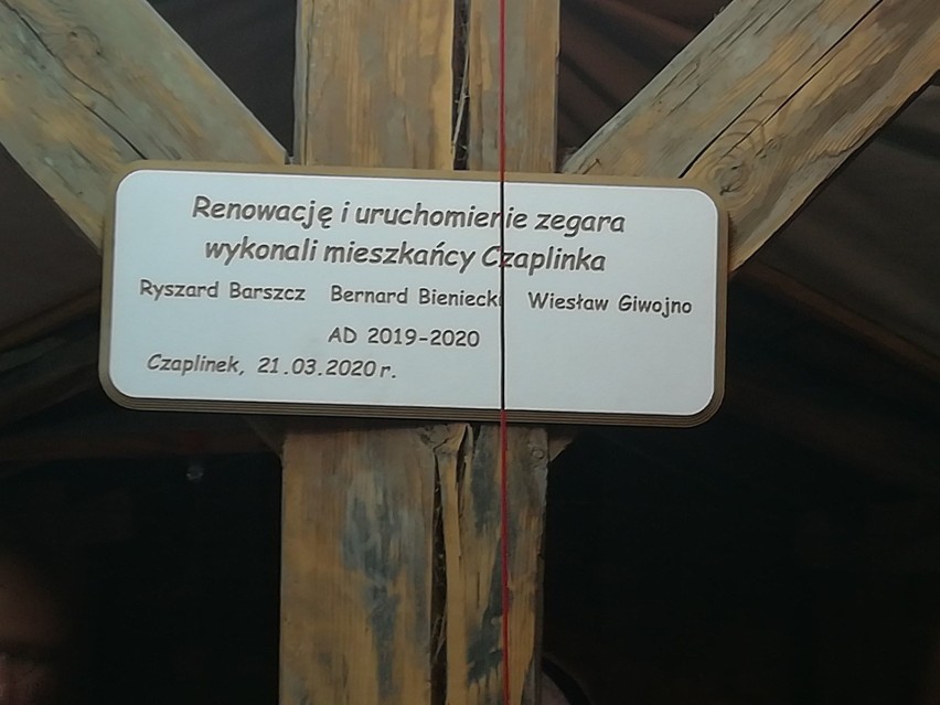 Po dekadach nieczynny zegar znajdujący się w budynku szkoły...