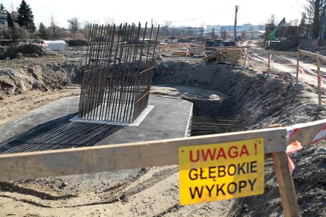 Obecnie wykonywane są podpory dla estakady, po której pojadą tramwaje. Ma mieć długość około 600 metrów