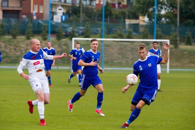 MKS Ruch Wysokie Mazowieckie (na niebiesko) pokonując 2:0 ŁKS 1926 Łomża zaliczył czwartą wygraną w sezonie