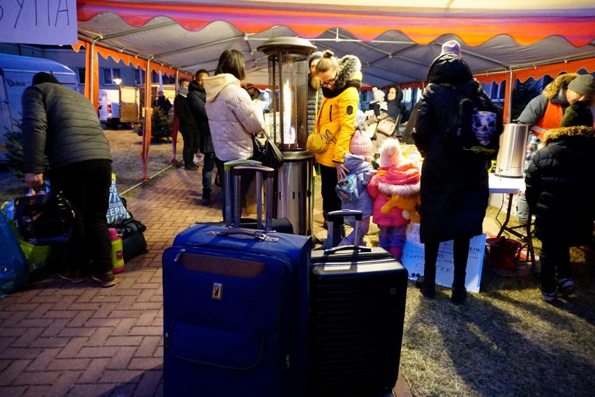 Do Polski przybywa coraz więcej uchodźców z Ukrainy. Zobacz zdjęcia z punktu recepcyjnego w Lubyczy Królewskiej