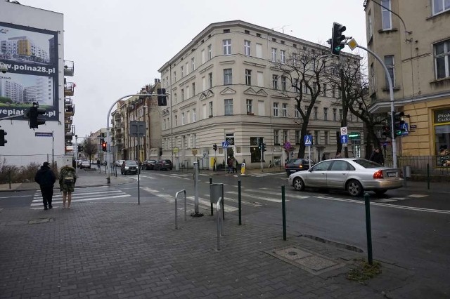 Skrzyżowanie ulic Polnej i Szamarzewskiego w Poznaniu jeszcze w połowie tego roku zmieni się – stanie się równorzędnym, bez sygnalizacji świetlnej, a do tego – wyniesionym. To rozwiązanie ma sprawić, że ruch na nim będzie bardziej płynny i bezpieczniejszy. Przejdź do kolejnego zdjęcia --->