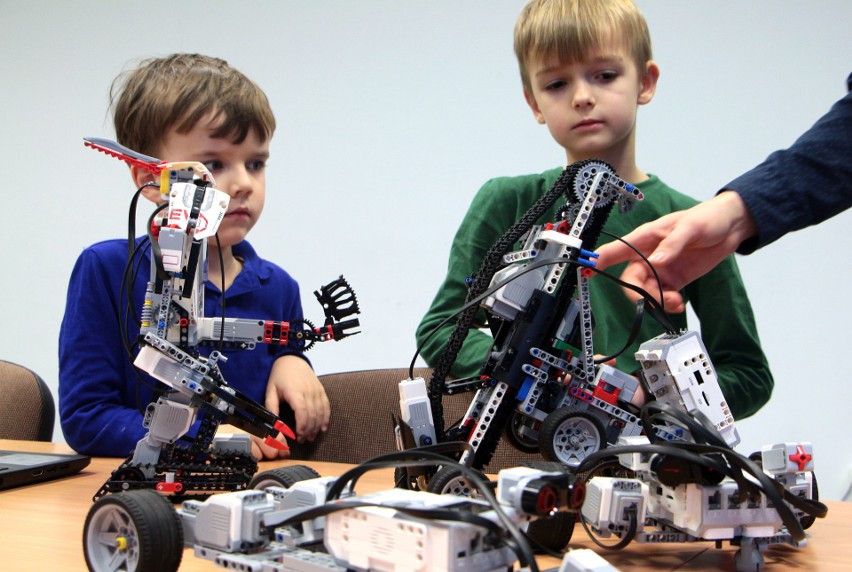 Podczas warsztatów młodzi konstruktorzy budowali roboty z...