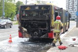 Autobus w płomieniach w centrum Wrocławia. Nad miastem czarny dym. Zobaczcie zdjęcia