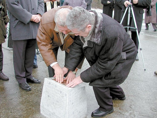 Burmistrz Zdzieszowic (z lewej) i przedstawiciel inwestora dociskają "kamień węgielny&#8221;.