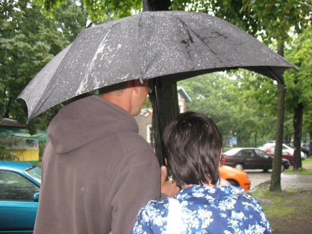 Na ulicach, zamiast mini i słonecznych okularów, królują parasole.