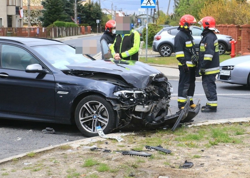 Wypadek toyoty i BMW na wrocławskich Złotnikach (ZDJĘCIA)