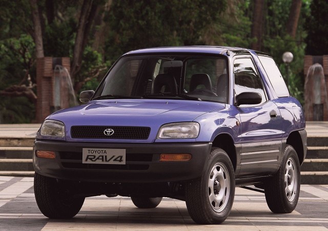 Toyota RAV4Kultowa już Toyota RAV4 została po raz pierwszy zaprezentowana podczas salonu samochodowego w Genewie w 1994 roku i w tym samym roku trafiła do salonów. Subkompaktowa terenówka miała trzydrzwiowe nadwozie o długości zaledwie 3740 mm – dla porównania najnowsza generacja Yarisa jest dłuższa od pierwszej generacji RAV4 o ponad 20 cm! Odmiana pięciodrzwiowa miała natomiast długość na poziomie 4150 mm. Stosunkowo lekkie samonośnie nadwozie, napęd na cztery koła (dostępna była również wersja 2x4) i dwulitrowy silnik benzynowy o mocy 129 KM spowodowały, że samochód szybko zyskał na popularności – w pierwszym miesiącu liczba zamówień osiągnęła liczbę 8 tysięcy, dwukrotnie przekraczając planowaną miesięczną produkcję. W pierwszym roku model ten znalazł 53 tys. klientów, a po trzech latach roczna sprzedaż wzrosła trzykrotnie. Sukces Toyoty zwrócił uwagę innych producentów, którzy rozpoczęli prace nad własnymi kompaktowymi SUV-ami.Fot. Toyota