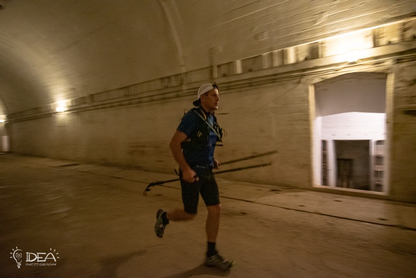 PATRONAT. Tłum biegaczy wziął udział w Pogórze Ultra Trailu. Tunele schronowe na trasie