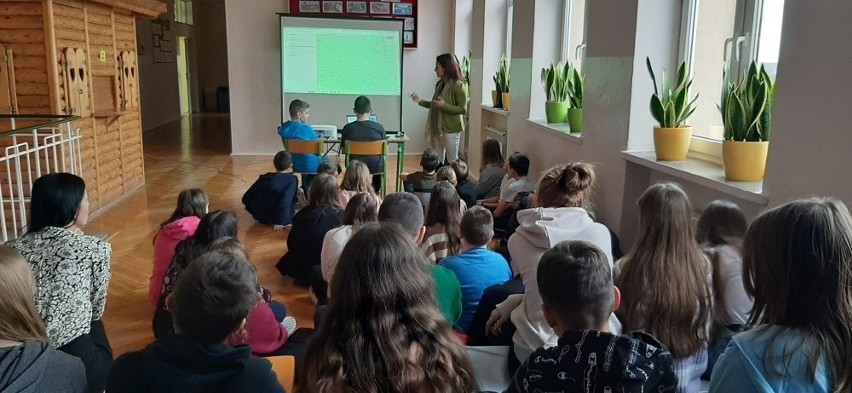 Różowa skrzyneczka służy uczennicom Szkoły Podstawowej w Kleczanowie. Ciekawa inicjatywa. Zobacz zdjęcia