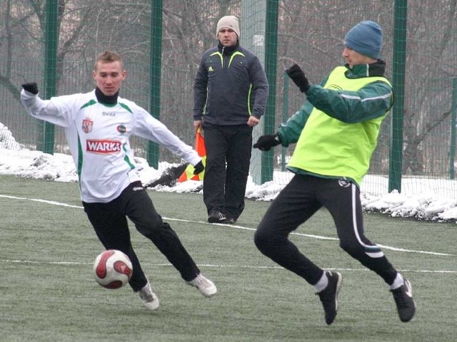 Jeszcze nie wiadomo, gdzie piłkarze Radomiaka (z piłką Daniel Barzyński) zagrają z Siarką Tarnobrzeg.
