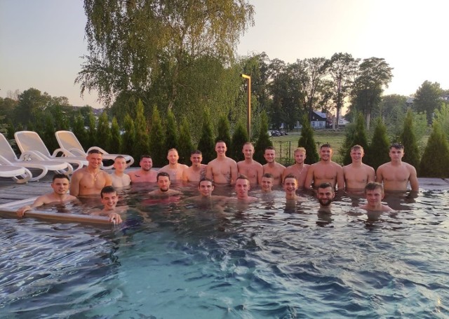 Poniedziałek, po zwycięskim sparingu z Pogonią Staszów. Piłkarze AKS podczas odnowy biologicznej w Terma Słowacki Resort Medical Spa.