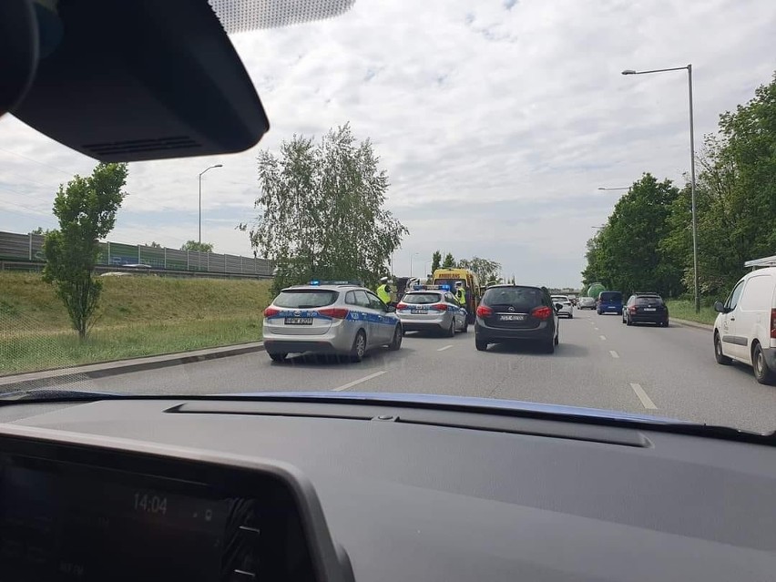 Samochód ciężarowy wypadł z drogi i przewrócił się na bok