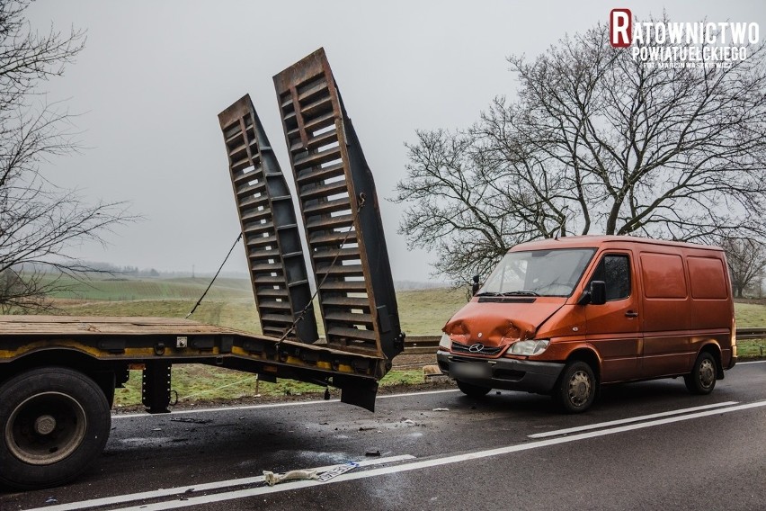 Przytuły. Wypadek śmiertelny na trasie Ełk - Olecko. Droga krajowa nr 65 zablokowana [ZDJĘCIA]