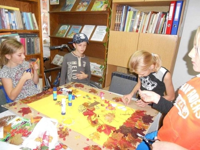 Dzieci na zajęciach plastycznych tworzyły barwne jesienne obrazy