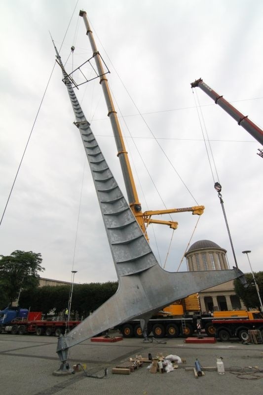 Udało się! Iglica położona przed Halą Ludową [ZDJĘCIA]