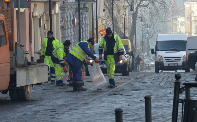 W ciągu pięciu lat po generalnym remoncie ulica była kilkanaście razy naprawiana prowizorycznie. Początkowo wymieniano zniszczone kostki na nowe. Teraz ubytki zasypywane są asfaltem z worków