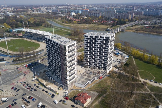 U zbiegu ulicy Hetmańskiej i alei Powstańc&oacute;w Warszawy w Rzeszowie trwa budowa dw&oacute;ch apartamentowc&oacute;w. To najwyższe budynki na Podkarpaciu. Wraz z iglicami sięgnął 74 metr&oacute;w. Każdy wieżowiec to 18 kondygnacji mieszkalnych, a mieszkań 330 o powierzchni od 20 do 200 m2. Zobacz zdjęcia z budowy wieżowc&oacute;w z lipca 2018 roku [GALERIA] Kupować czy wynajmować? Na jakie mieszkanie stać Polaka?&lt;script class=&quot;XlinkEmbedScript&quot; data-width=&quot;640&quot; data-height=&quot;360&quot; data-url=&quot;//get.x-link.pl/48e88d6d-fcf5-bfad-2846-96f1bad2d852,ad85d129-e89f-be5a-83ff-4bdca362541d,embed.html&quot; type=&quot;application/javascript&quot; src=&quot;//prodxnews1blob.blob.core.windows.net/cdn/js/xlink-i.js?v1&quot;&gt;&lt;/script&gt;